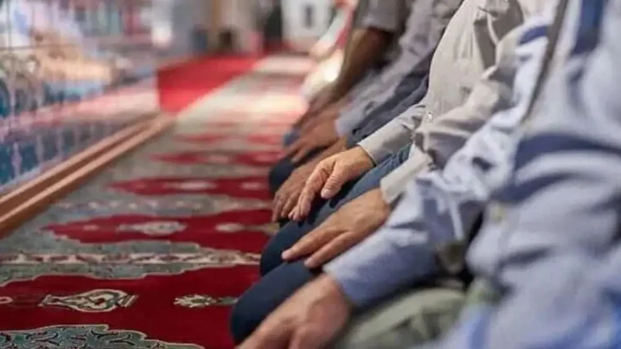 مواقيت الصلاة اليوم الخميس 18 ديسمبر 2025 وتوقيت أذان الظهر بدقة في مدينتك